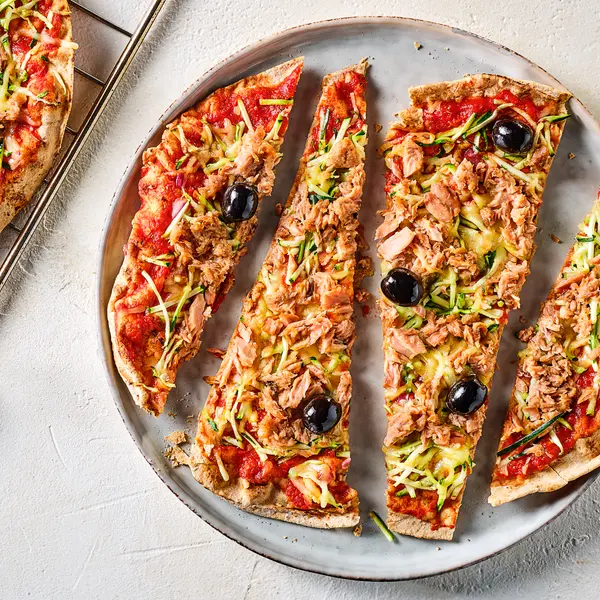 Platbroodpizza's met tonijn en courgetti