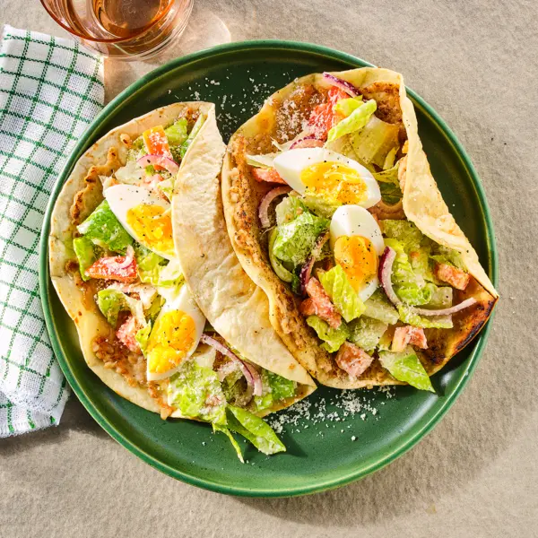 Smash caesar stijl wraps met een gekookt eitje