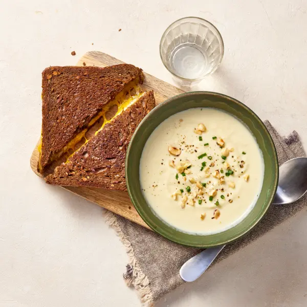 Romige bloemkoolsoep met cheddartosti's