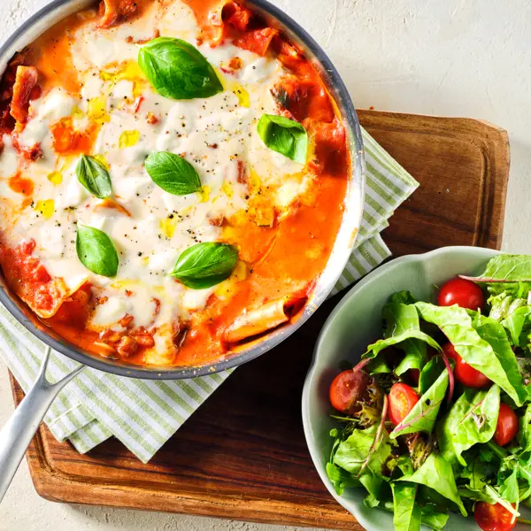 Pan-lasagne met frisse salade