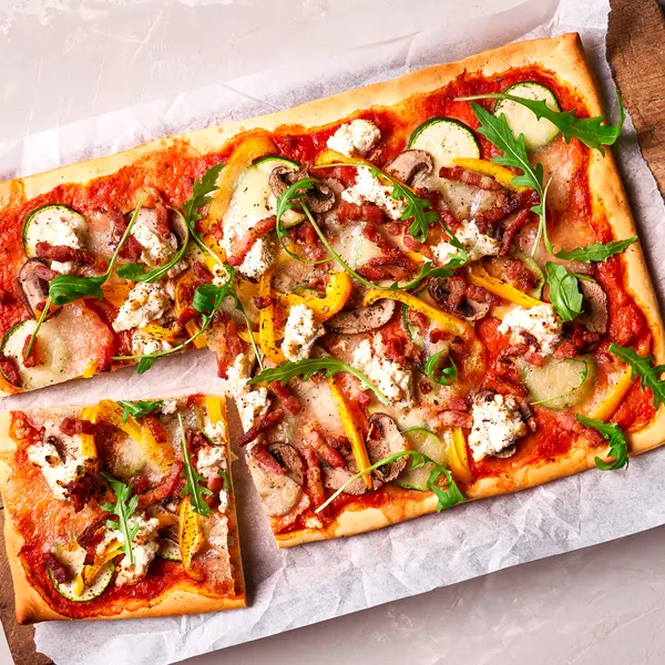 Plaatpizza met paddenstoelen, ricotta en knapperige spekjes