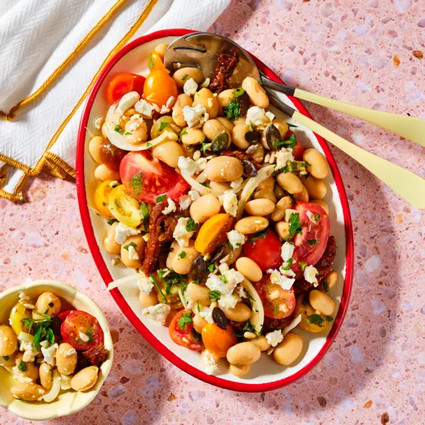 Mediterrane bonensalade met tomaten en feta