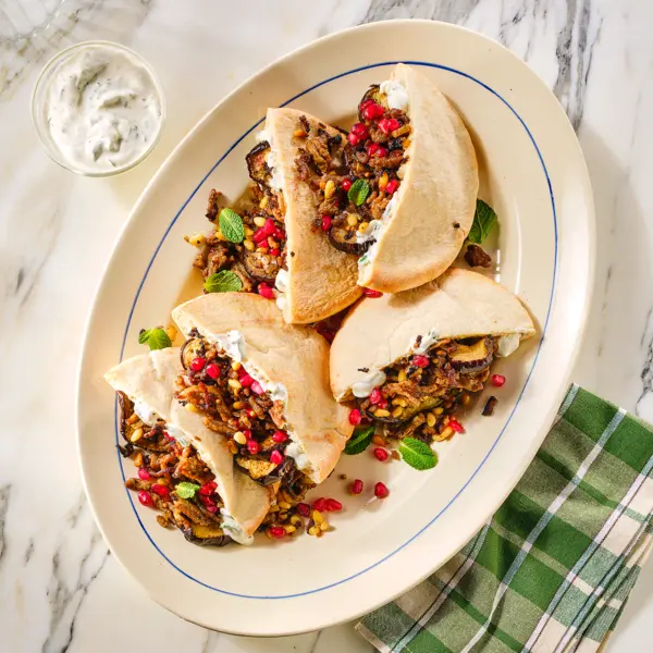 Crispy gehakt pita's met muntyoghurt en granaatappel
