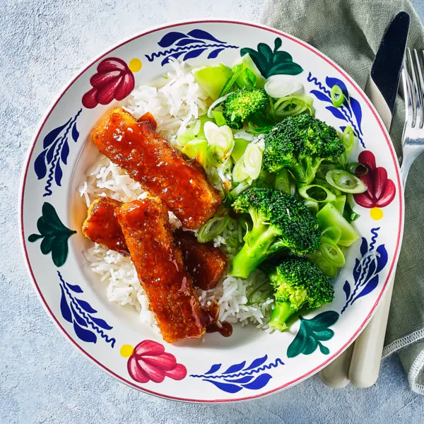 Sticky vissticks met broccoli en rijst