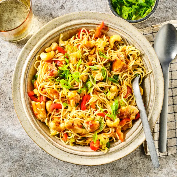 Mie met kip en cashewnoten