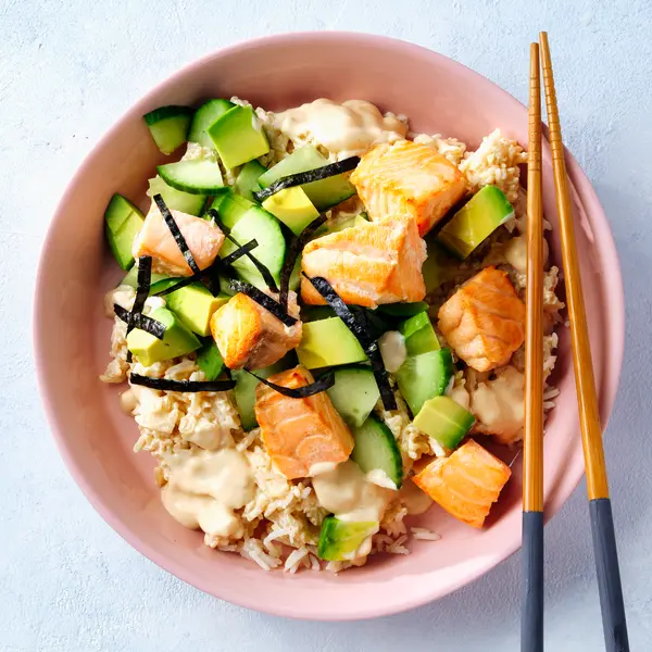 Sushibowl met zalm en avocado