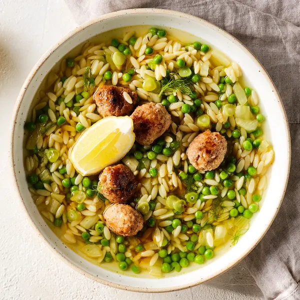 Orzo-soep met balletjes en citroen