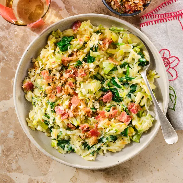 Creamy orzo met pancetta-kruim en prei