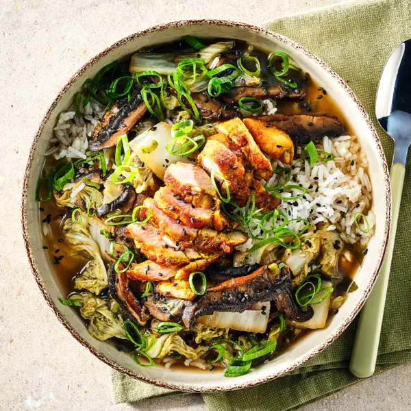 Rijst in misobouillon met kip, kool en portobello