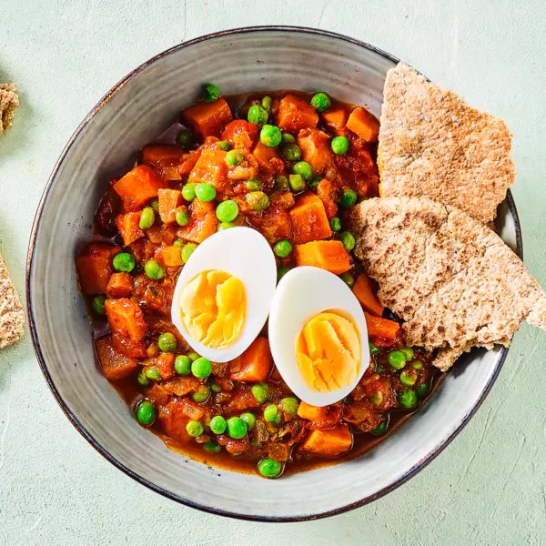 Zoete-aardappelcurry met een eitje