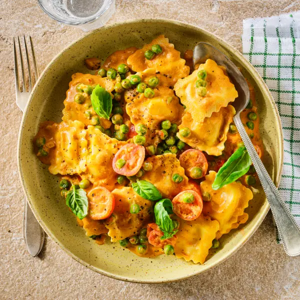 Romige rode pesto ravioli met cherrytomaatjes