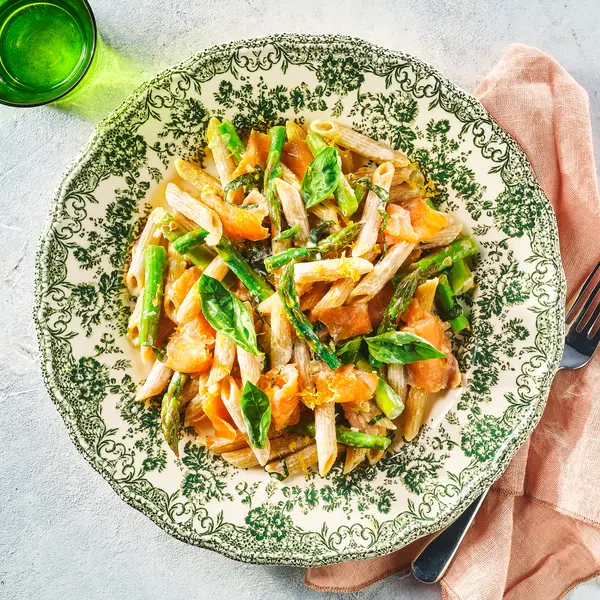 Volkoren penne met gerookte zalm en asperges