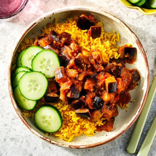 Pittige aubergine met gele rijst