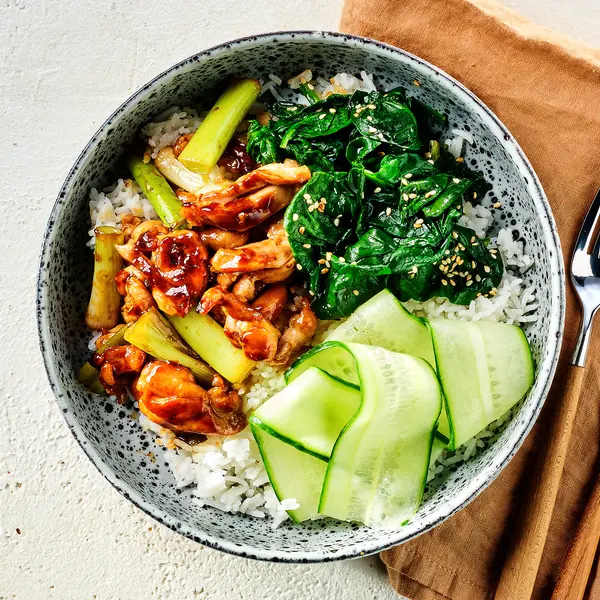 Snelle kip yakitori-bowl met spinazie