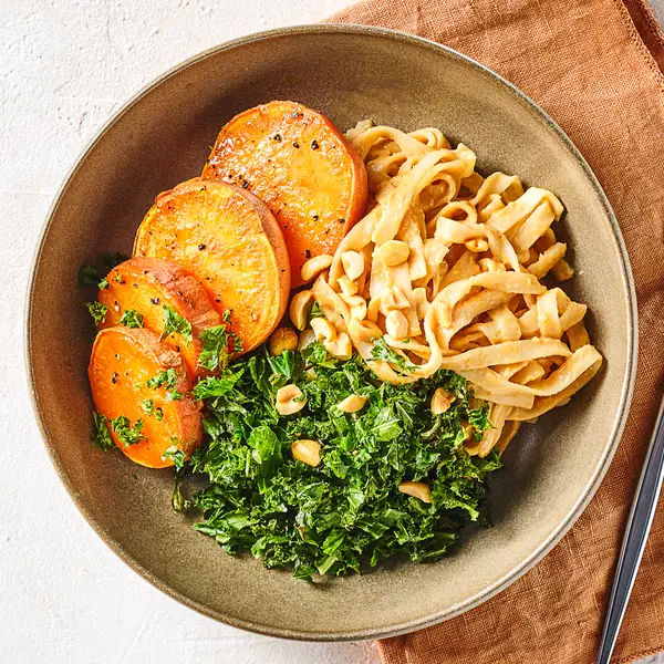 Pindanoedels met crispy boerenkool