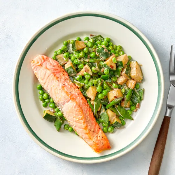 Gebakken zalm met groene groenten in kokosmelk