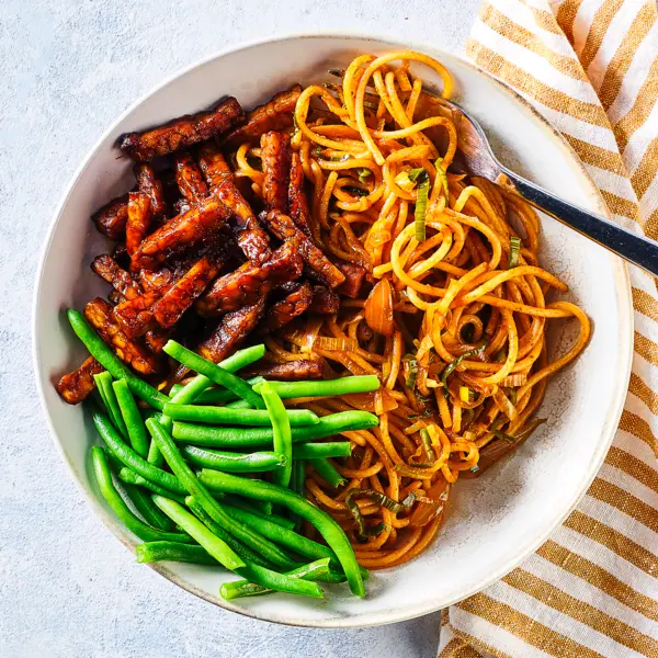 Surinaamse bami met ketjap-tempeh