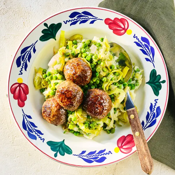 Prei-tuinerwtenstamppot met gehaktballetjes