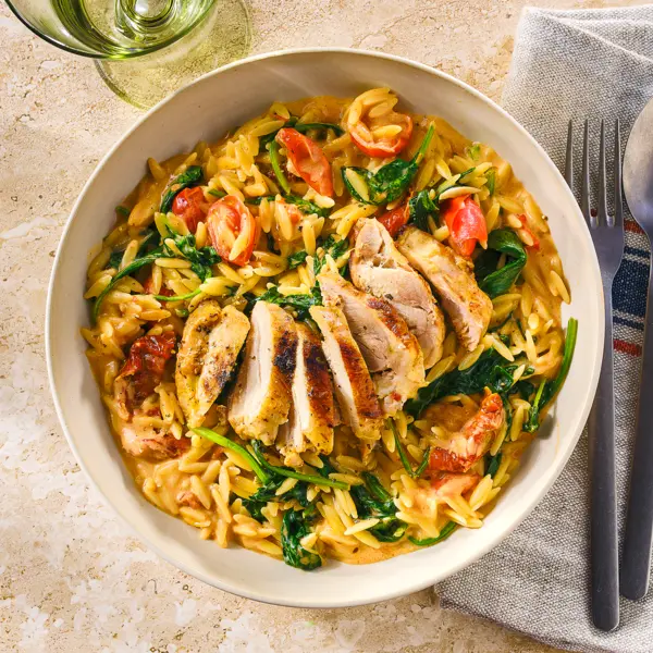 Romige orzo met kip en zongedroogde tomaatjes