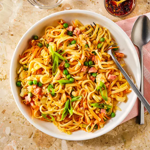 Gebakken mie met ham en erwtjes