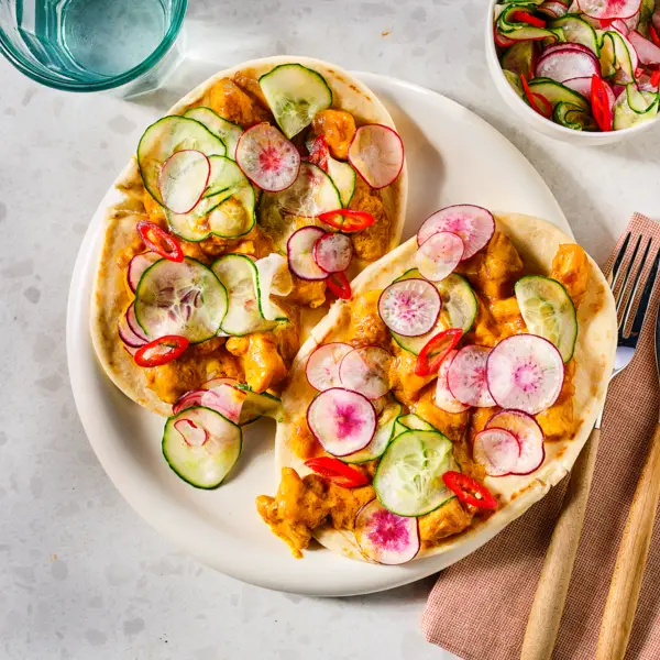Flatbreads met kip rendang en zoetzuur