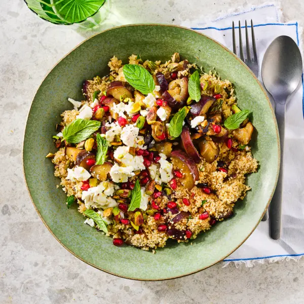 Couscous met aubergine en granaatappel met pistache en feta