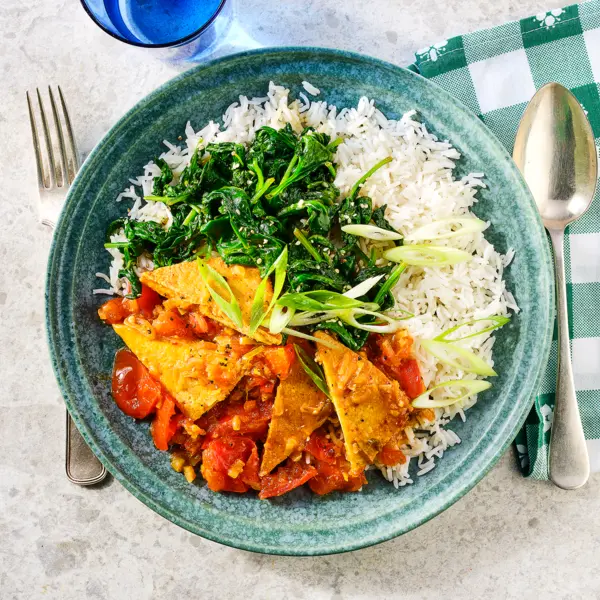 Tofu in tomatensaus met sesam-spinazie