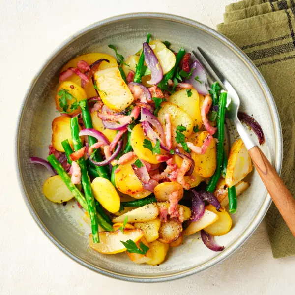 Aardappelroerbak met boontjes, peer en spek