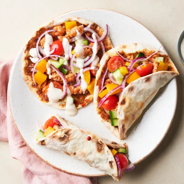 Turkse pizza met kipgehakt en salade