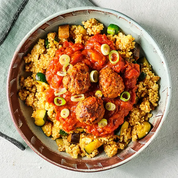 Kruidige couscous met gehaktballetjes in tomatensaus
