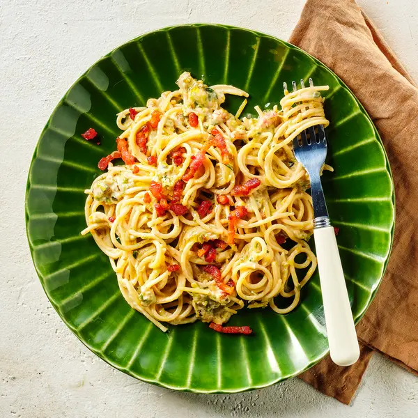 Romige spaghetti met spek en gekaramelliseerde prei