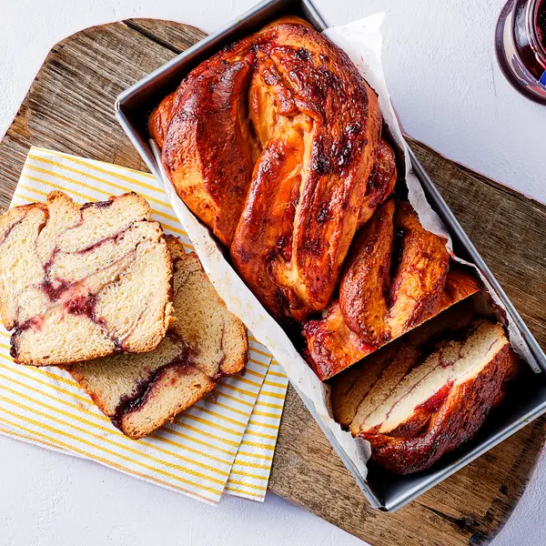 Babka met bosvruchtenjam