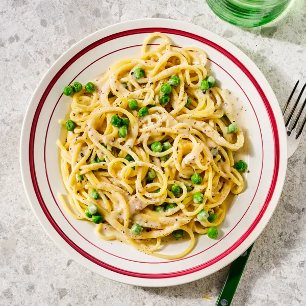 Spaghetti cacio, pepe e piselli