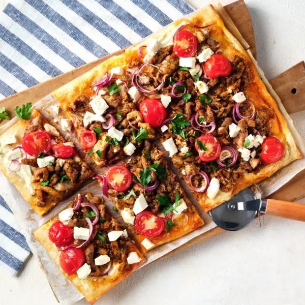 Plaatpizza met gyros en tzatzikicrème