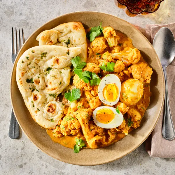 Kerrie-eieren met bloemkool en naan