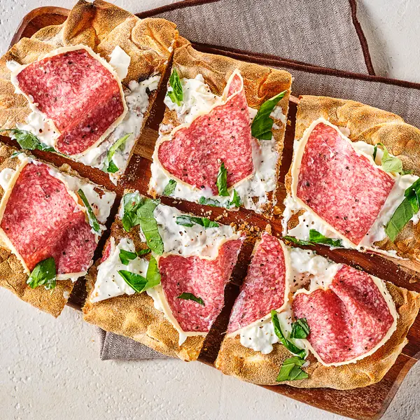 Pinsa romana met truffelsalami en burrata
