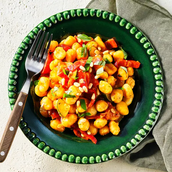 Snelle mini gnocchi met rode pesto