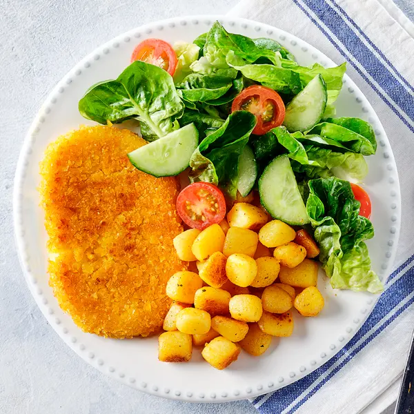 Kaasschnitzels met aardappeltjes en salade