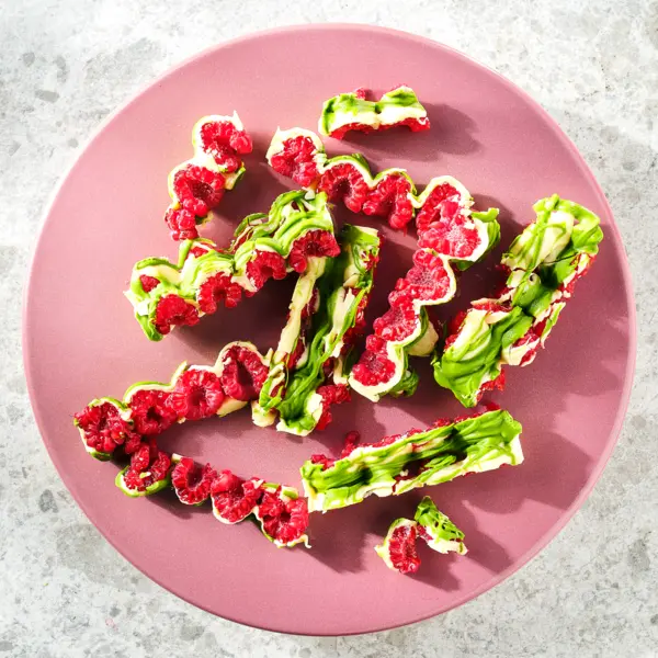 Matcha-witte chocolade bark met frambozen