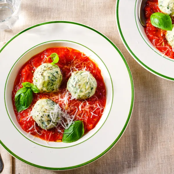 Romige gnudi in tomatensaus
