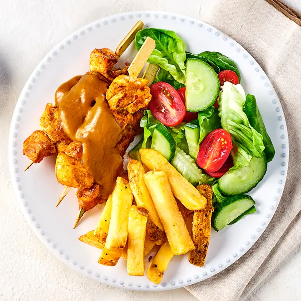 Kipsaté met friet en salade
