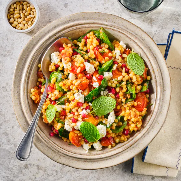 Parelcouscous met muhammara, granaatappel en feta