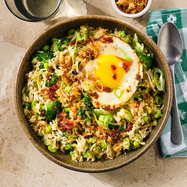 Fried rice met crispy chili ei met broccoli en edamame