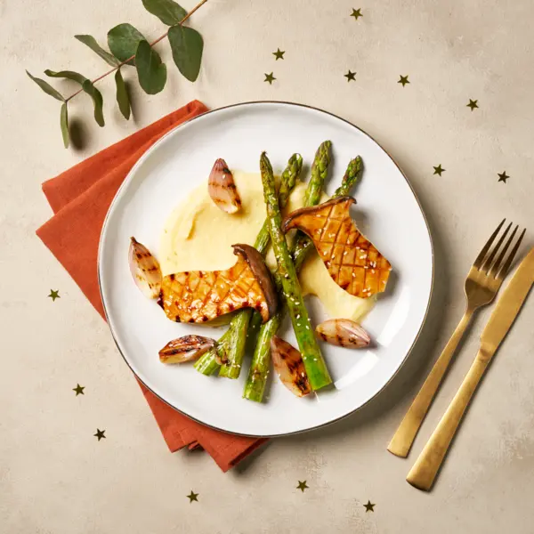 Gegrilde koningszwam met hoisin en groene asperges