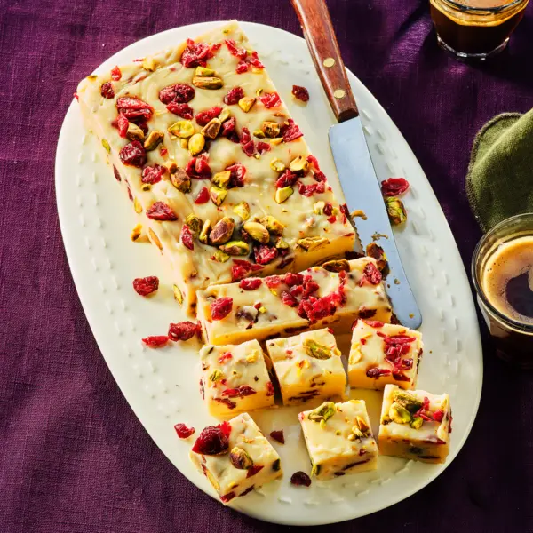 Witte chocoladefudge met cranberry en pistache