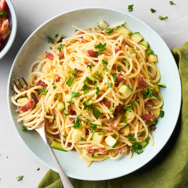 Pasta 'carbonara' met tomatensalade