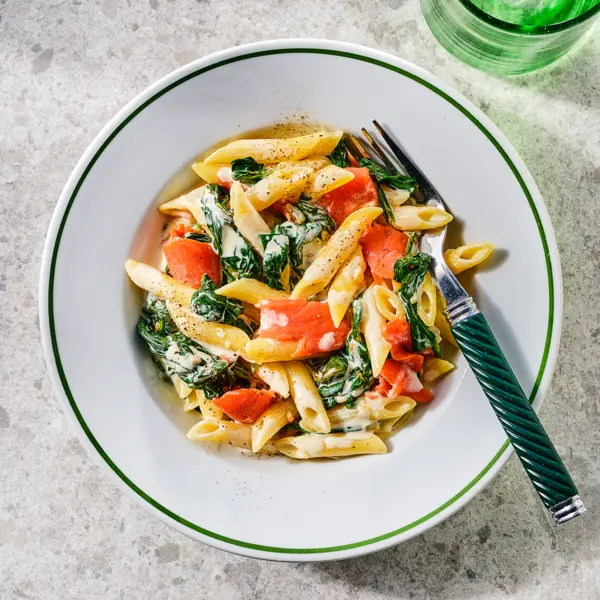 Romige penne met zalm en spinazie