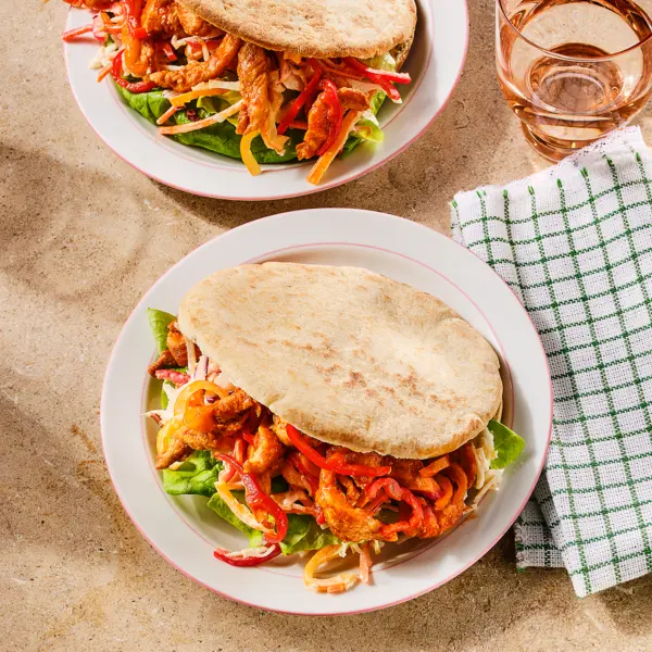 Pita's met sticky barbecue-kip