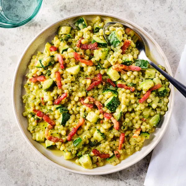 Romige parelcouscous met pesto en spekjes