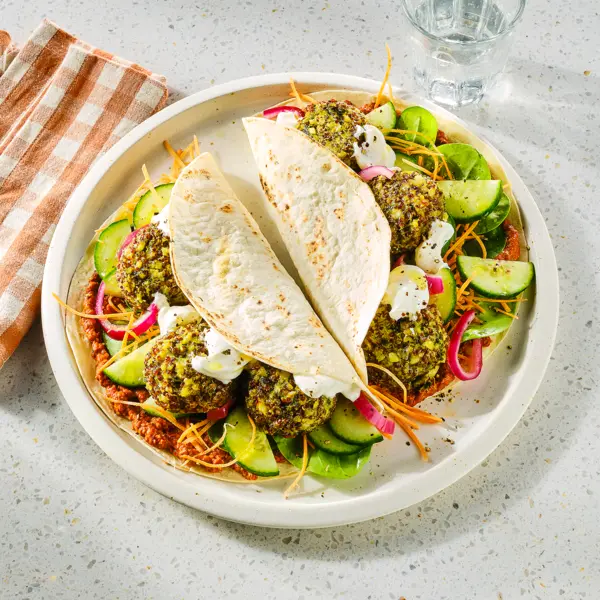 Wraps met spinazie-fetaballetjes en muhammara